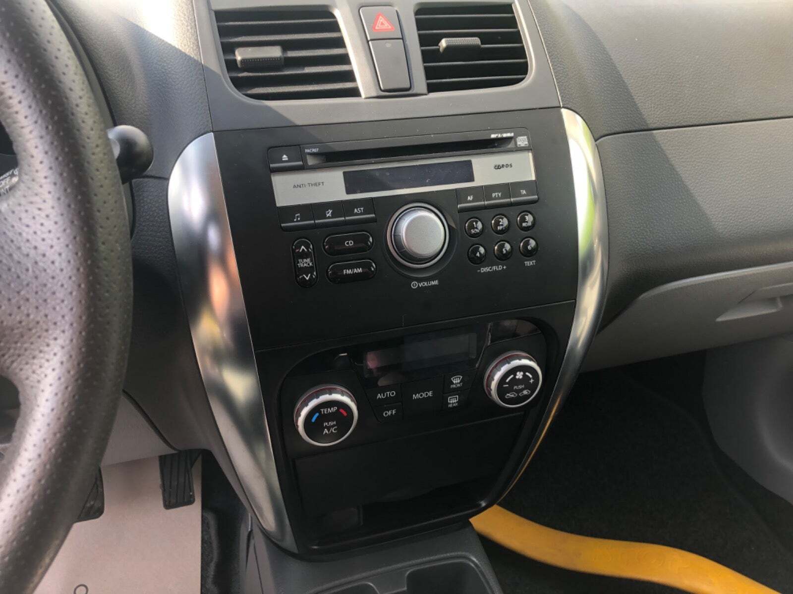 Hvid Suzuki SX4 fra 2013 set indefra