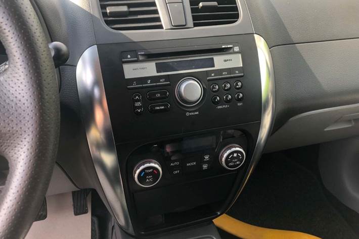 Hvid Suzuki SX4 fra 2013 set indefra