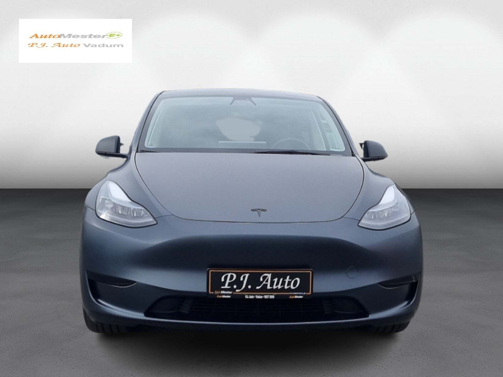 Grå Tesla Model 3 fra 2024