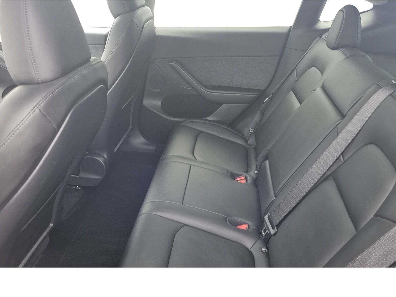 Grå Tesla Model 3 fra 2024