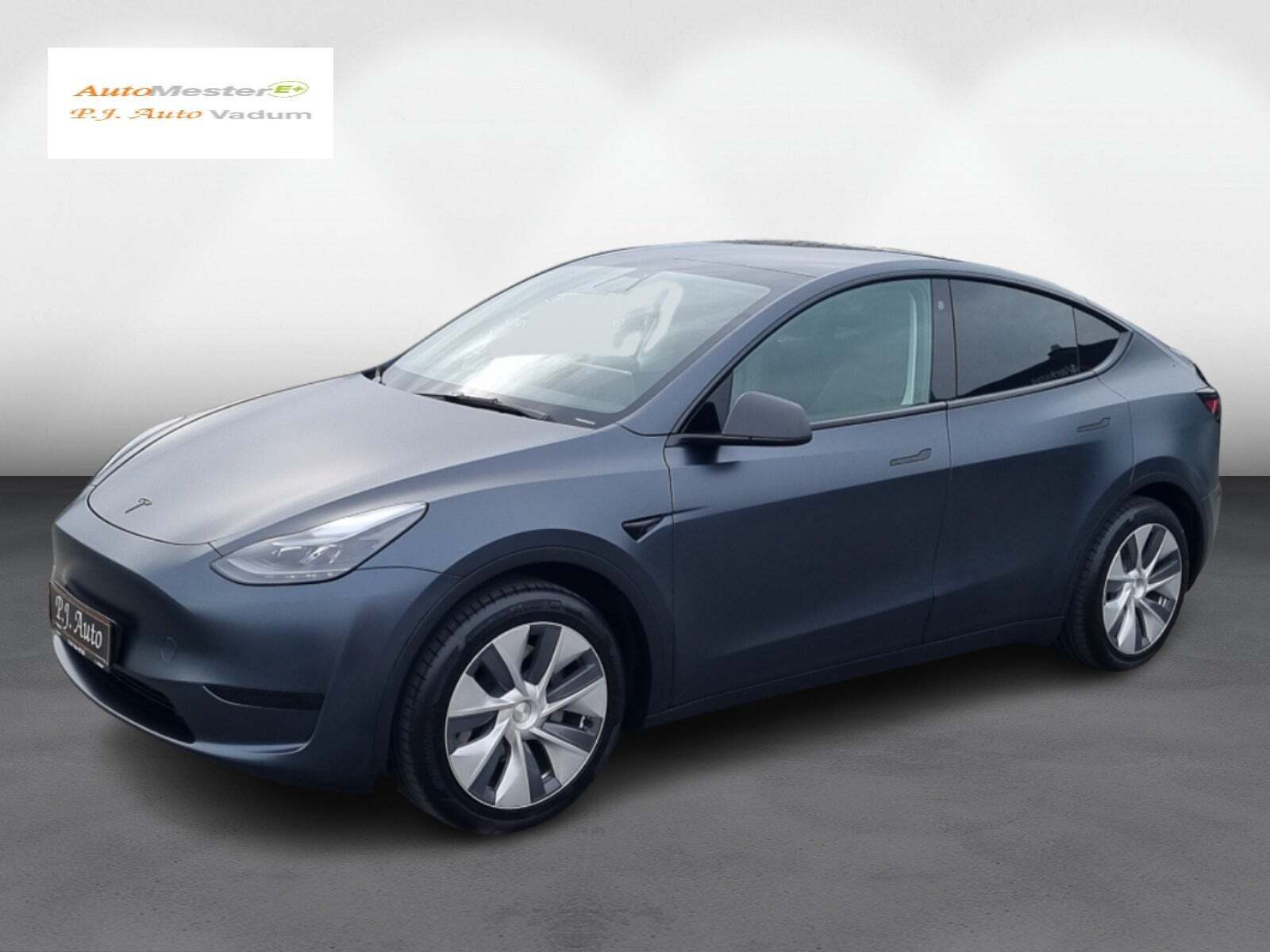 Grå Tesla Model 3 fra 2024