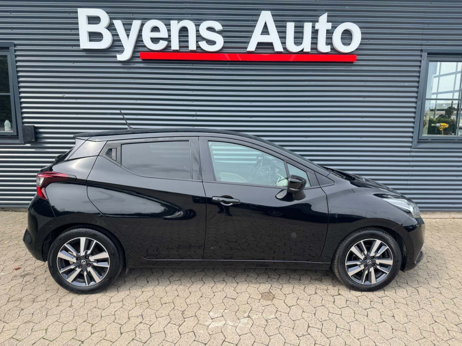 Sort Nissan Micra fra 2018 set udefra