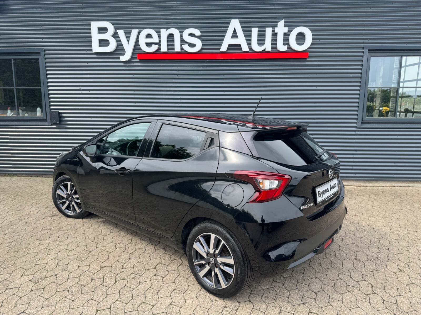 Sort Nissan Micra fra 2018 set udefra