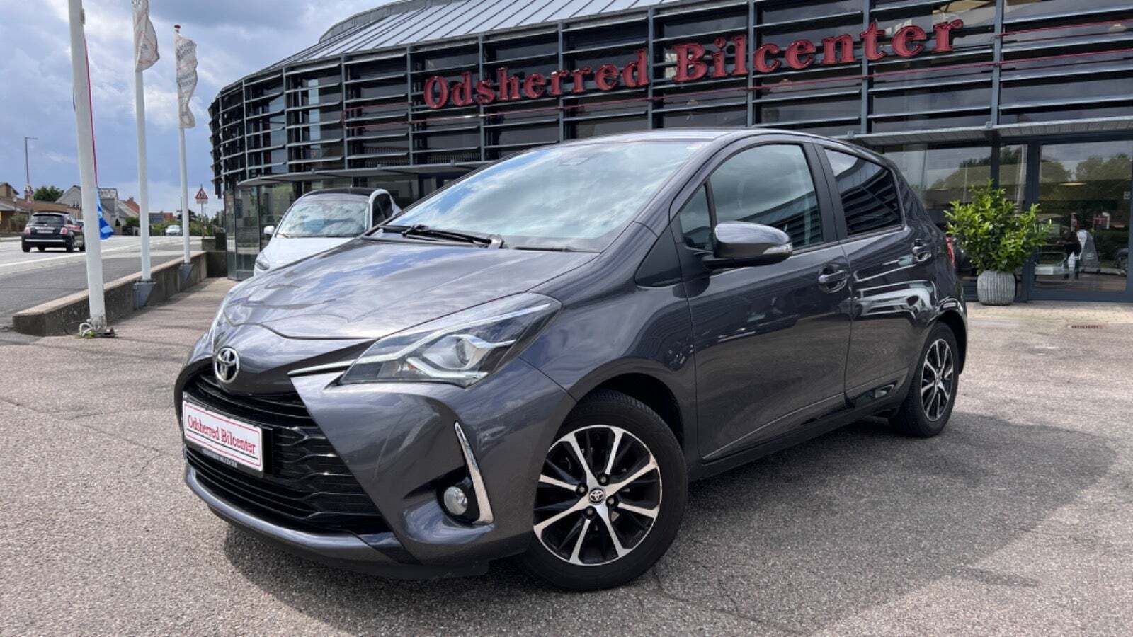 Grå Toyota Yaris fra 2020