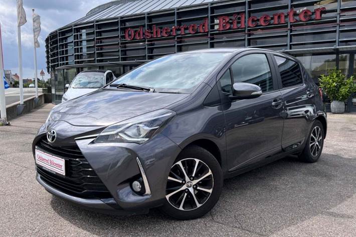 Grå Toyota Yaris fra 2020