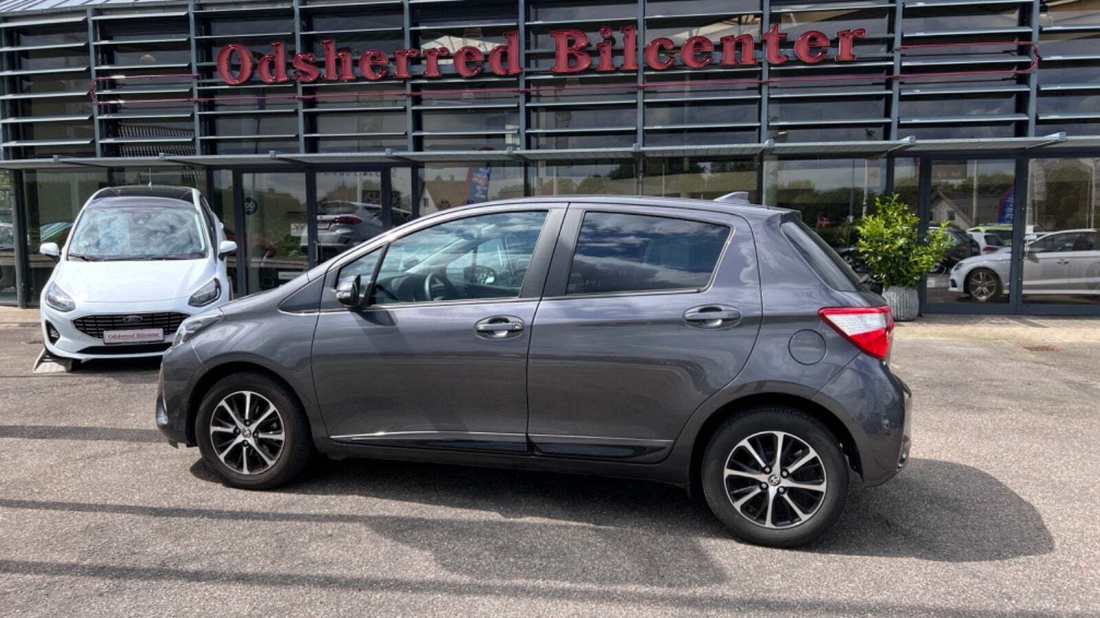 Grå Toyota Yaris fra 2020