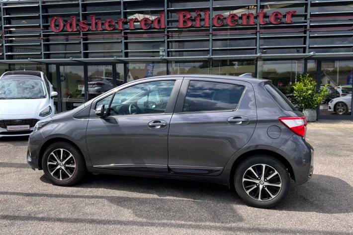 Grå Toyota Yaris fra 2020