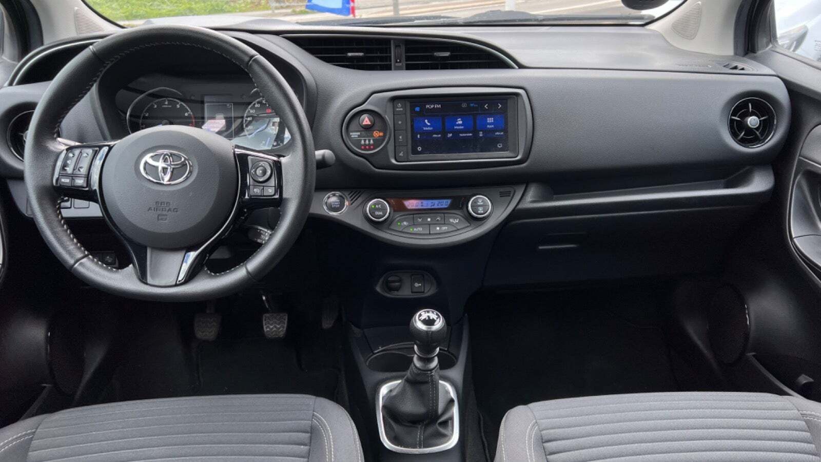 Grå Toyota Yaris fra 2020