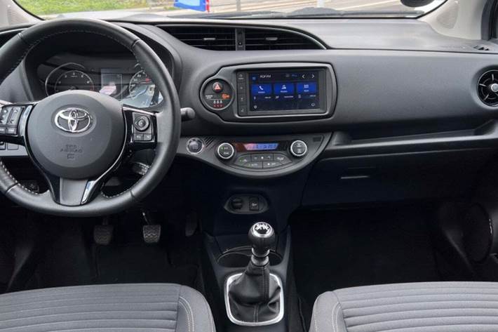 Grå Toyota Yaris fra 2020