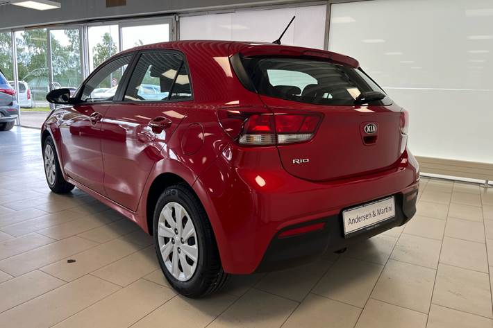 Rød Kia Rio fra 2020
