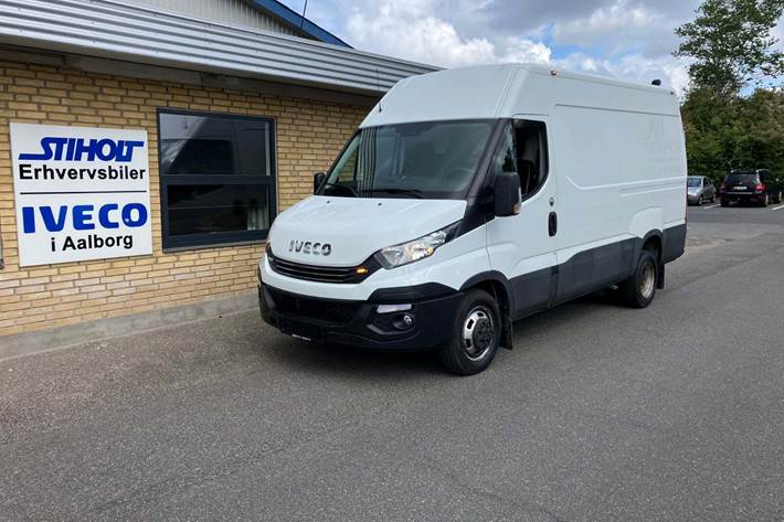 Hvid Iveco Daily fra 2018 set udefra