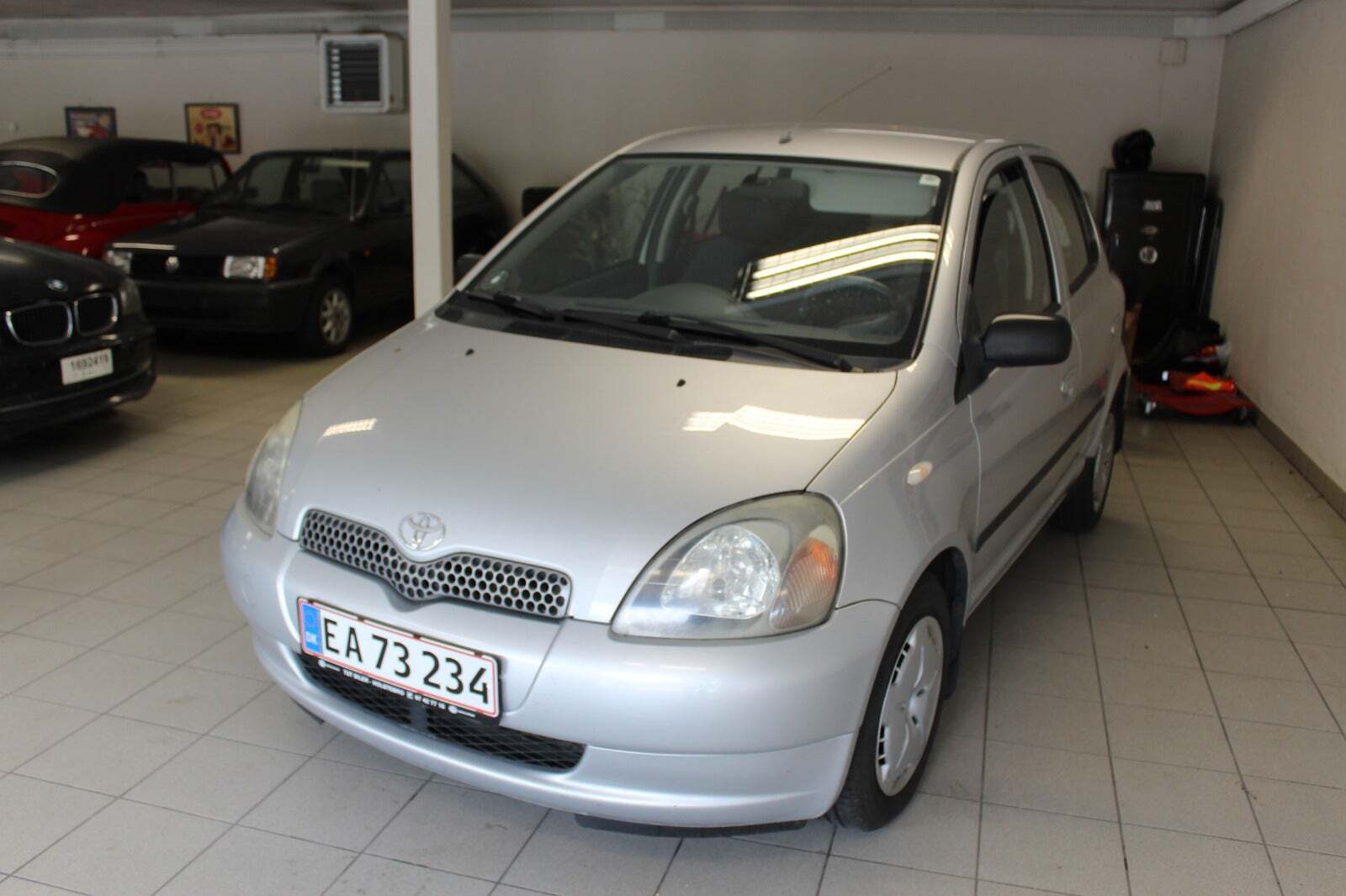 Sølv Toyota Yaris fra 2001