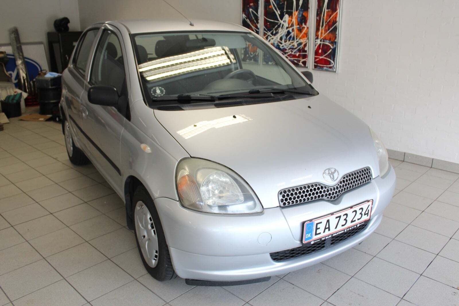 Sølv Toyota Yaris fra 2001