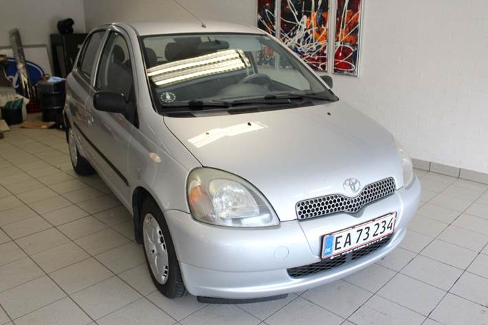 Sølv Toyota Yaris fra 2001