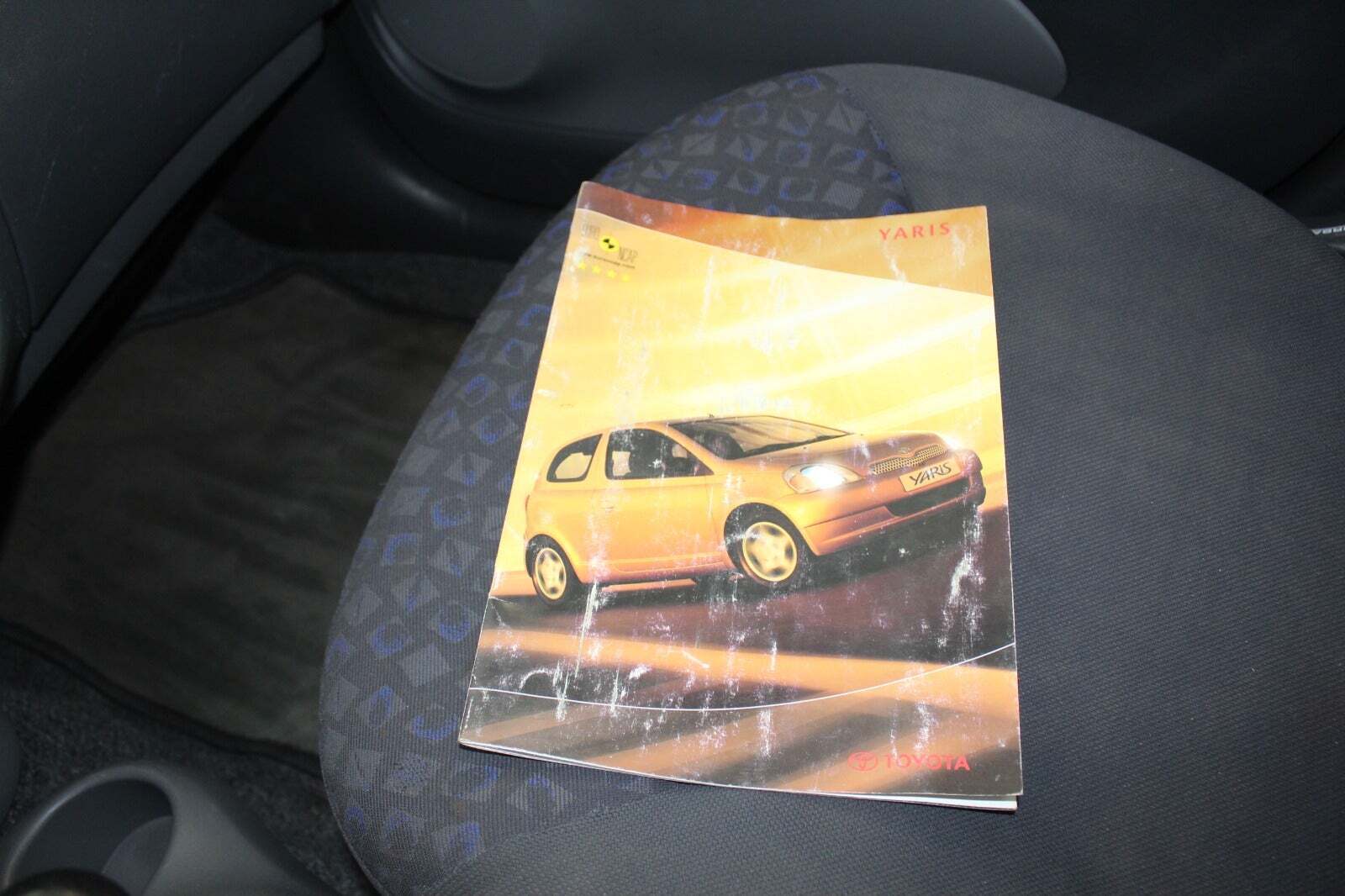 Sølv Toyota Yaris fra 2001