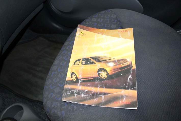 Sølv Toyota Yaris fra 2001