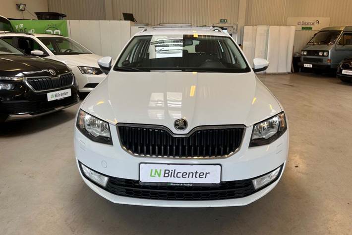 Hvid Skoda Octavia fra 2015