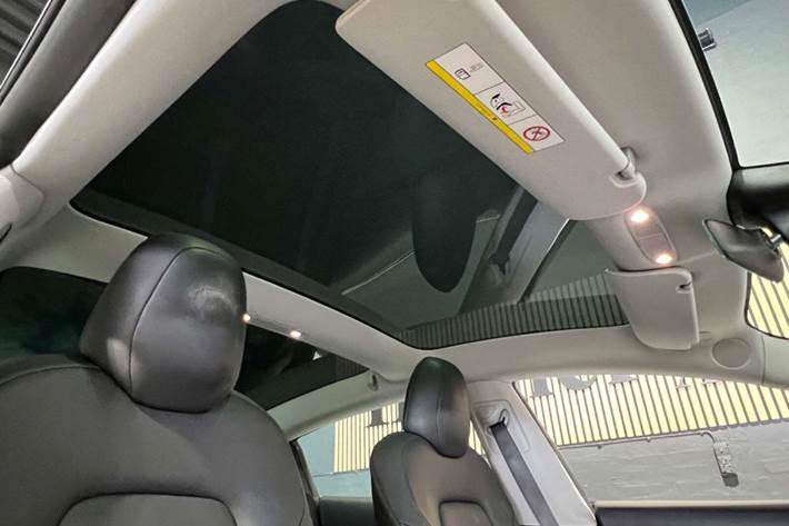 Sort Tesla Model 3 fra 2019