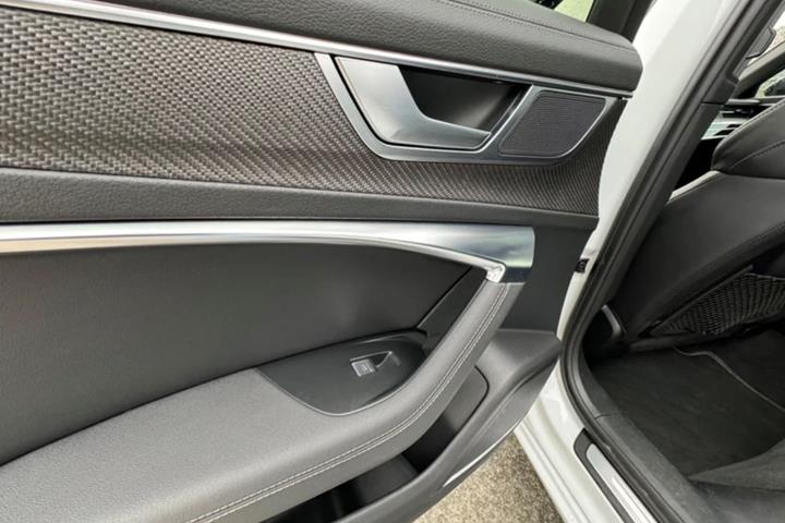 Hvid Audi A 6 fra 2020
