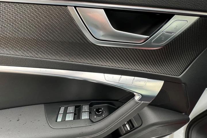 Hvid Audi A 6 fra 2020