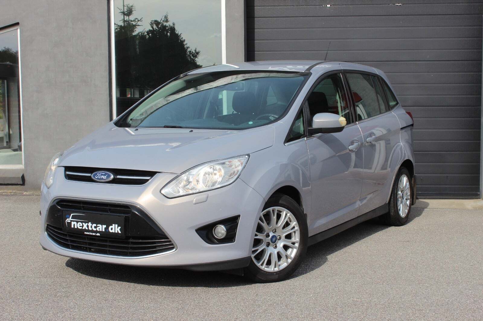 Sølv Ford Grand C-Max fra 2011 set udefra