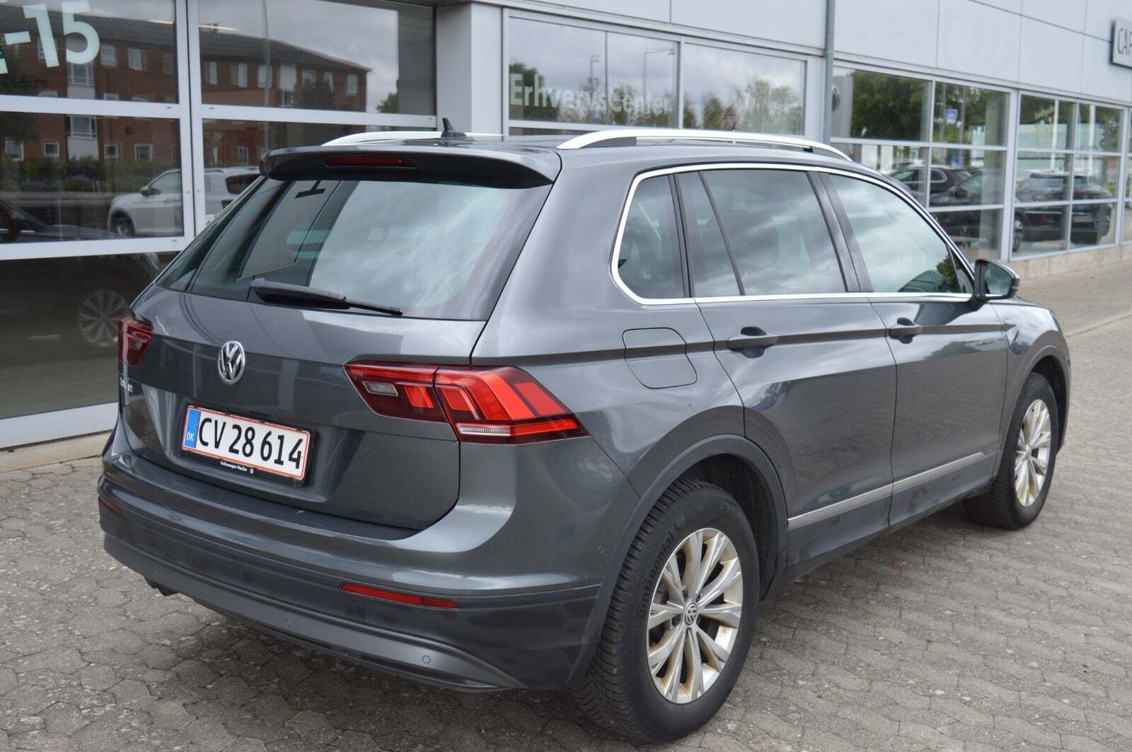 Grå VW Tiguan fra 2020