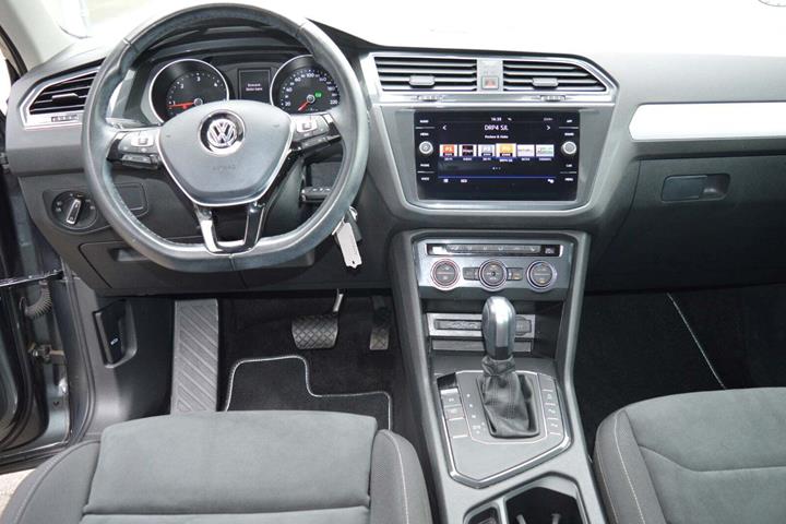 Grå VW Tiguan fra 2020