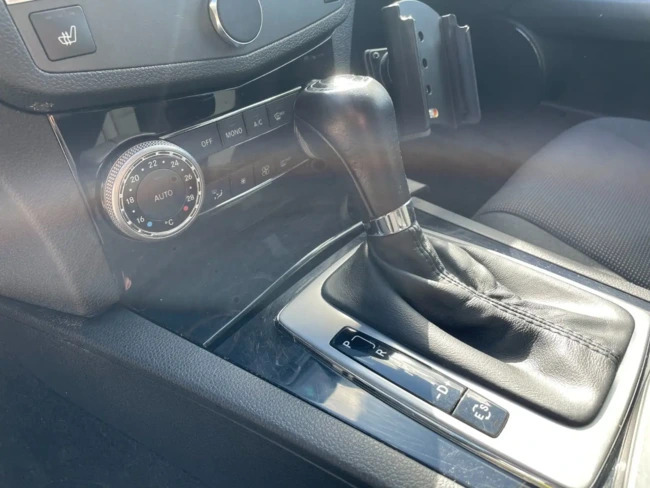 Hvid Mercedes C200 fra 2011