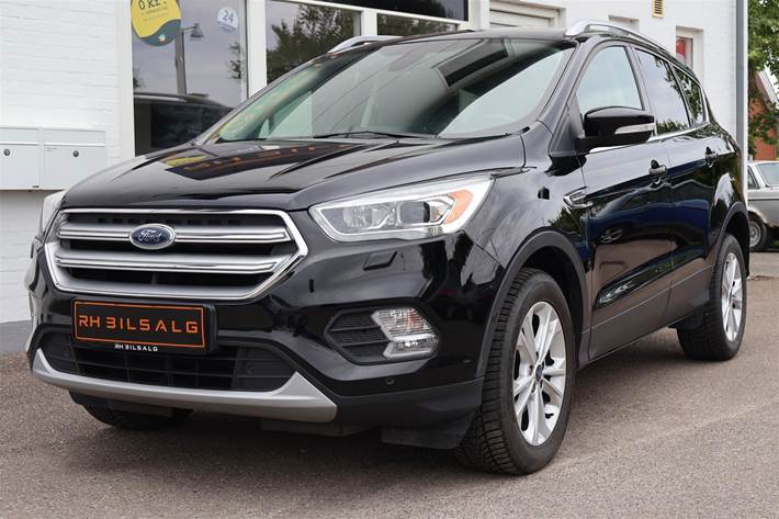 Sort Ford Kuga fra 2017