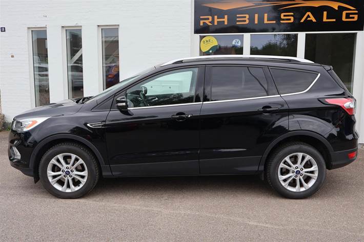 Sort Ford Kuga fra 2017