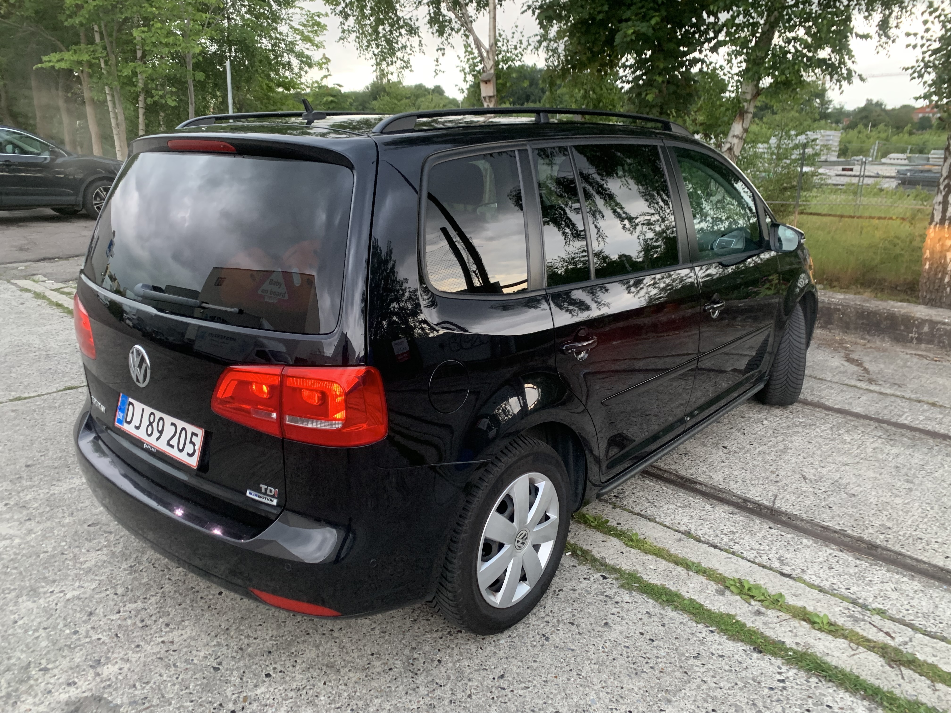 Sort VW Touran fra 2014