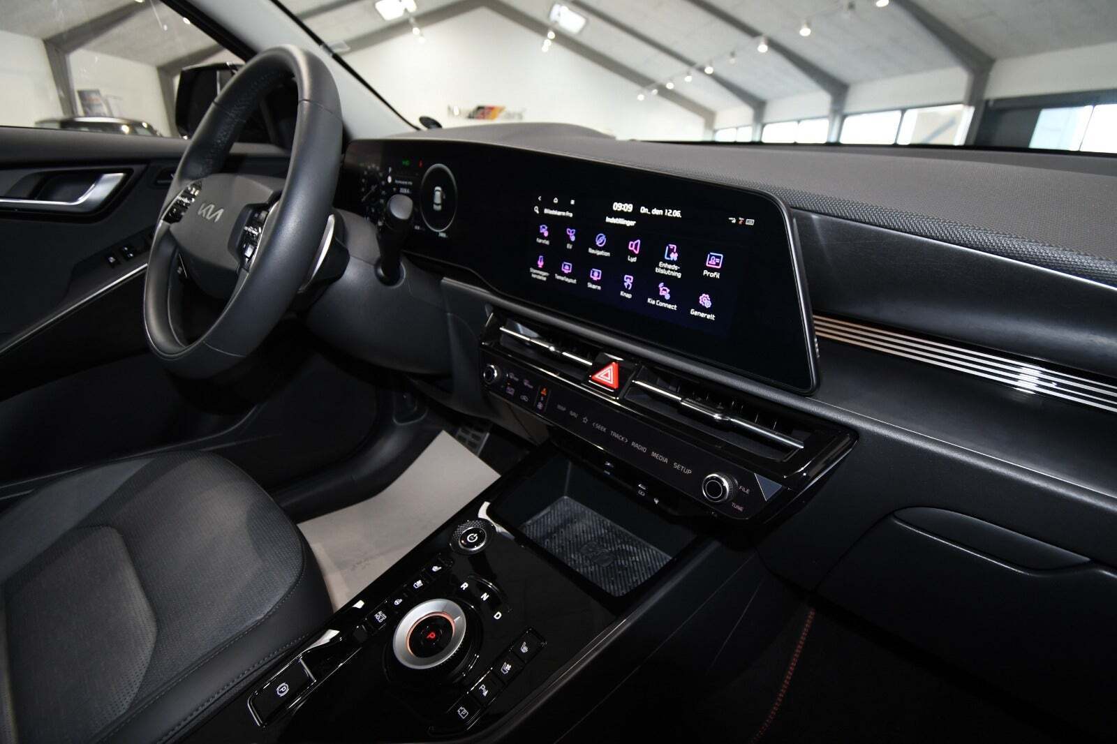 Grå Kia Niro fra 2023