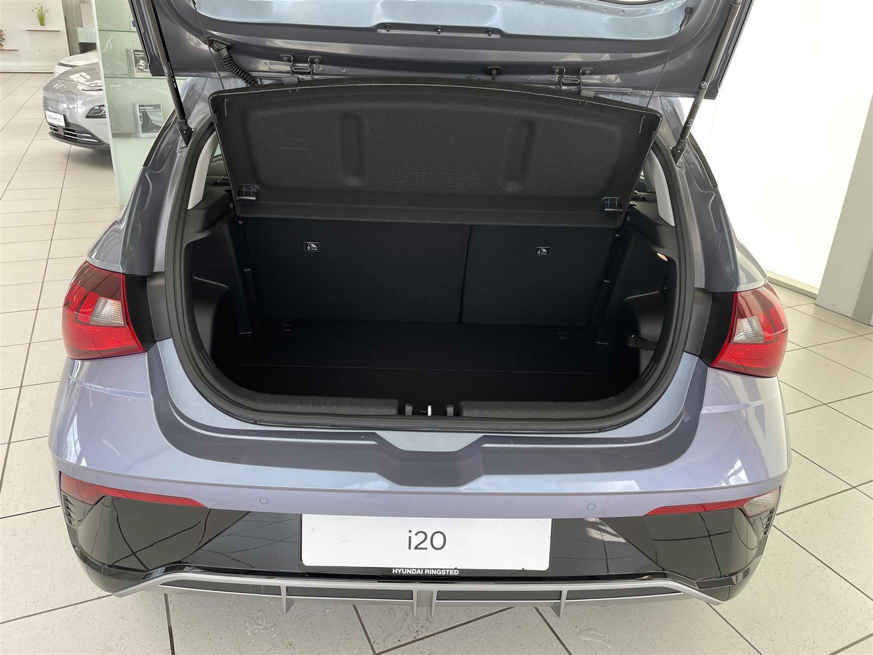 Blå Hyundai i20 fra 2024
