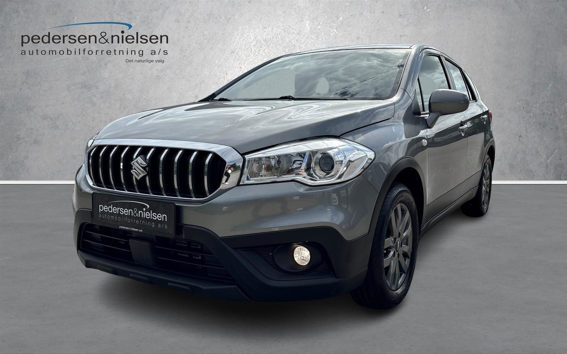 Sølv Suzuki S-Cross fra 2018 set udefra