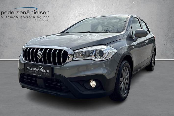 Sølv Suzuki S-Cross fra 2018 set udefra