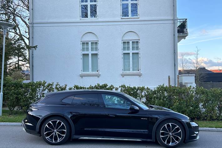 Sort Porsche Taycan 4 fra 2021