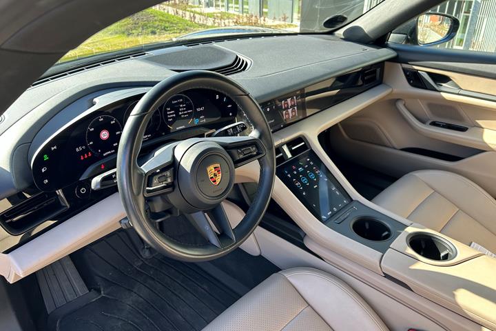 Sort Porsche Taycan 4 fra 2021