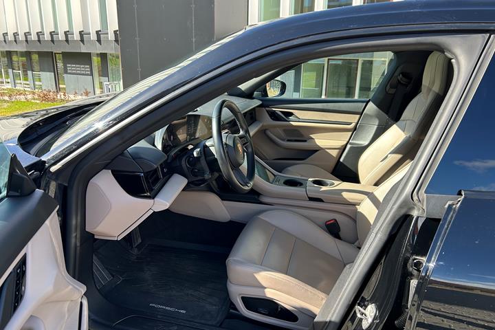 Sort Porsche Taycan 4 fra 2021