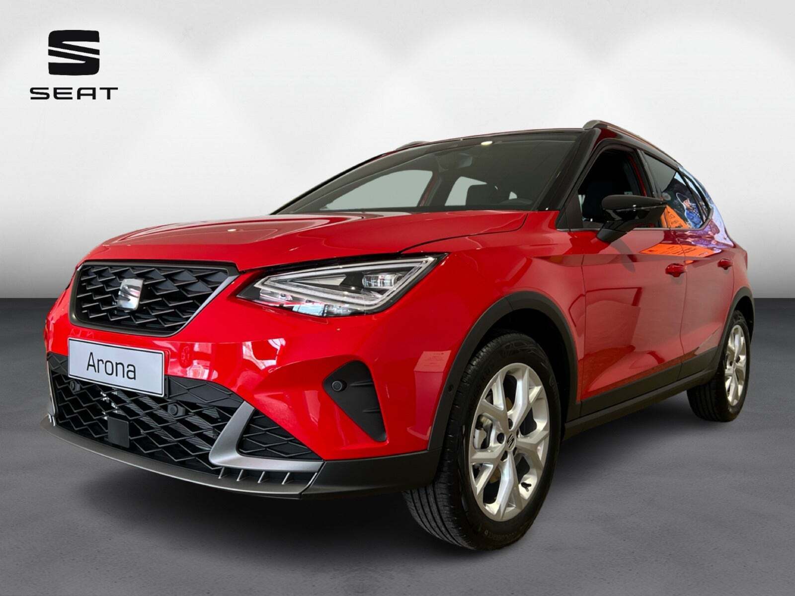 Rød Seat Arona fra 2024 set udefra