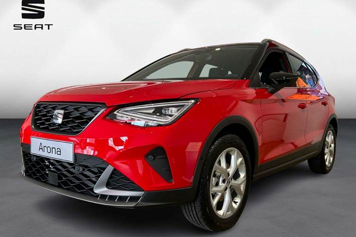 Rød Seat Arona fra 2024 set udefra