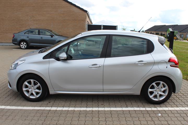 Grå Peugeot 208 fra 2018