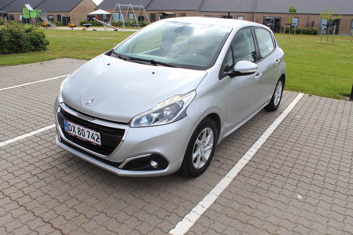 Grå Peugeot 208 fra 2018