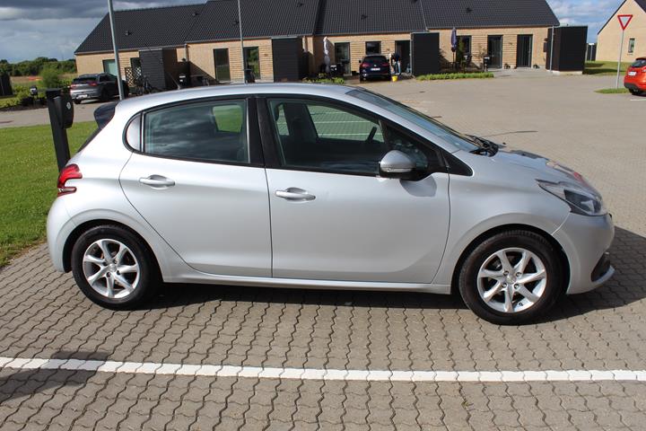 Grå Peugeot 208 fra 2018