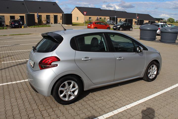 Grå Peugeot 208 fra 2018