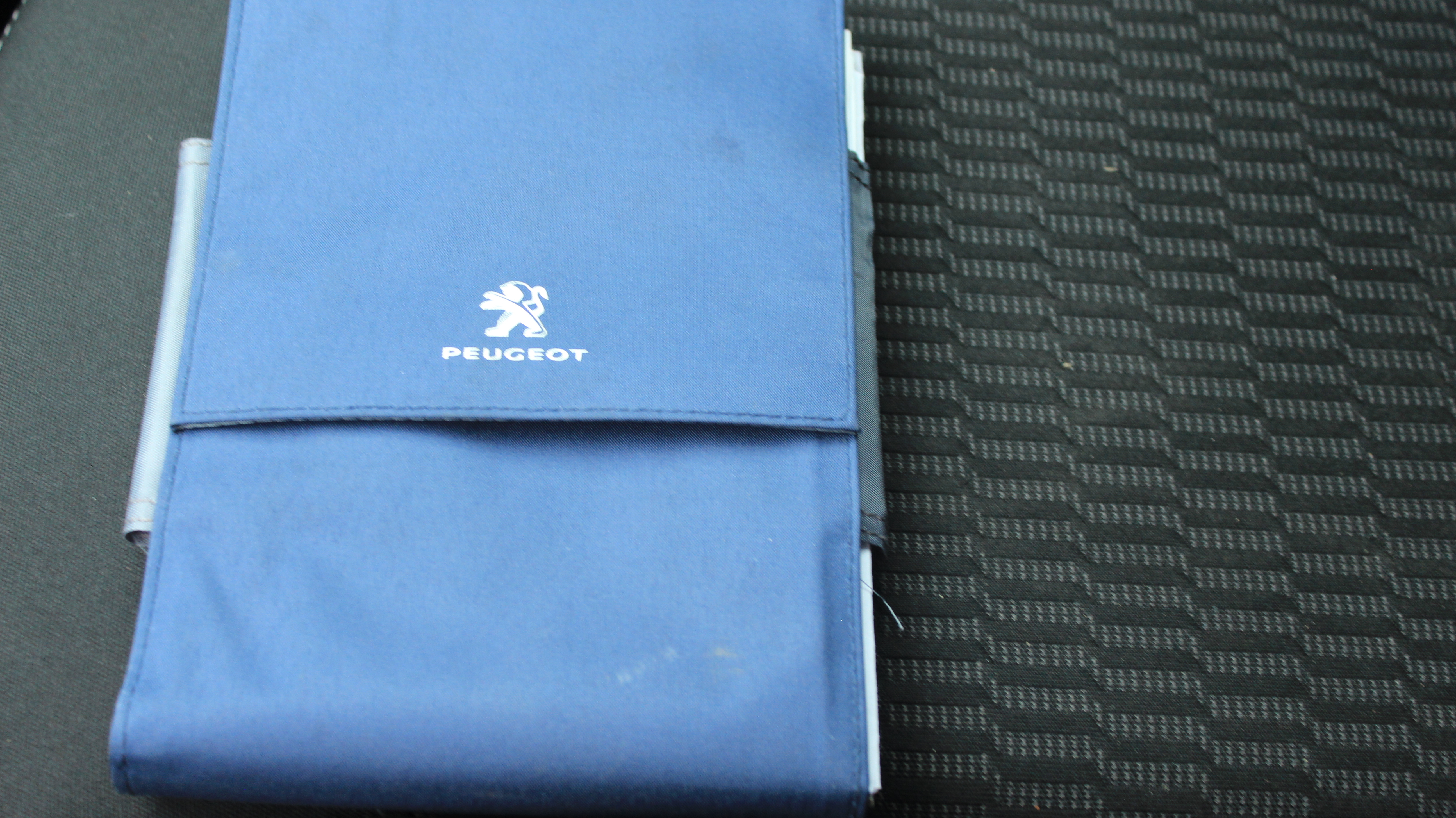 Grå Peugeot 208 fra 2018