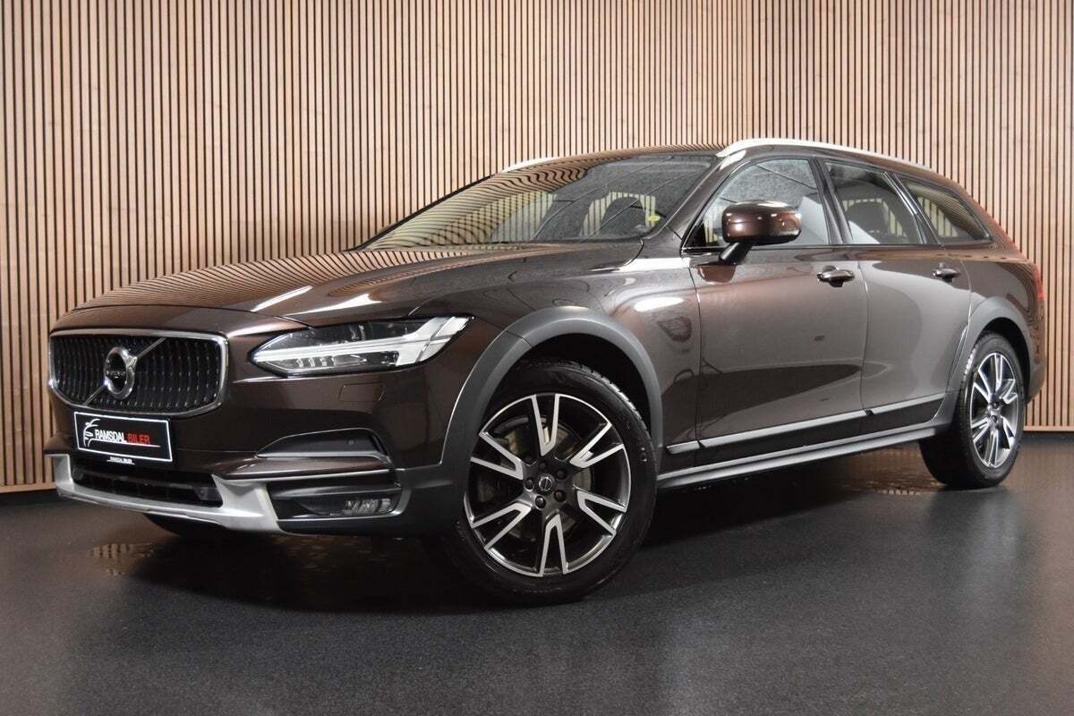 Brun Volvo V90 CC fra 2018