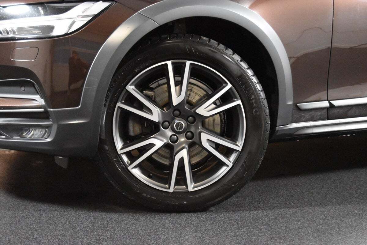 Brun Volvo V90 CC fra 2018