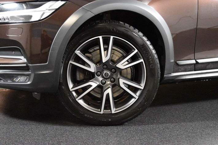 Brun Volvo V90 CC fra 2018