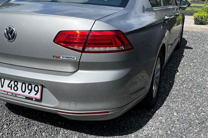 Grå VW Passat fra 2016