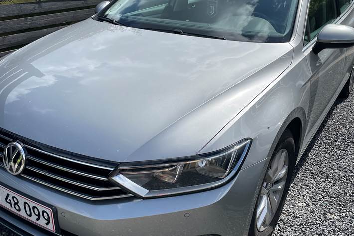 Grå VW Passat fra 2016